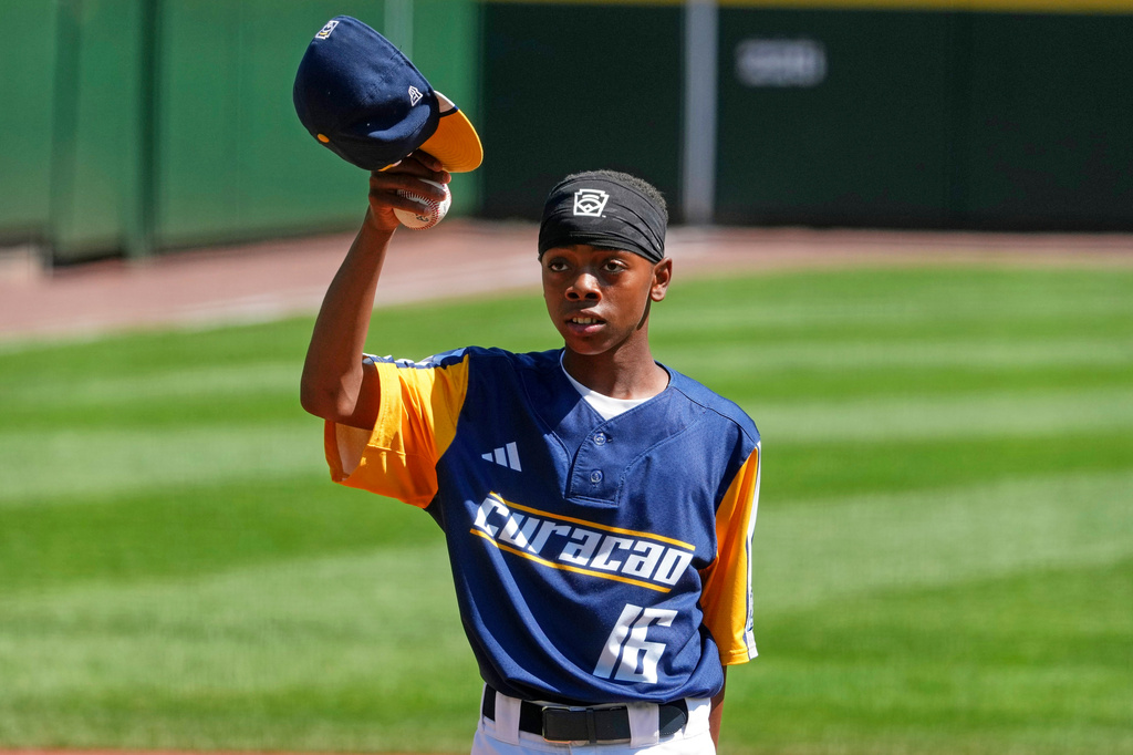 Curacao's Jaymiell Martina (16) tips his cap after reaching his pitch count limit during the sixth inning of the International Championship baseball game Japan at the Little League World Series tournament in South Williamsport, Pa., Saturday, Aug. 29, 2026. (AP Photo/Gene J. Puskar)