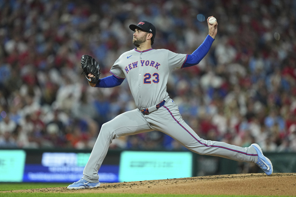 New York Mets' David Peterson pitches during the third inning of a baseball game against the Philadelphia Phillies, Thursday, Sept. 11, 2025, in Philadelphia. (AP Photo/Matt Rourke)
