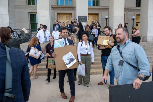 Members of the Pentagon press corp carry their belongings out of the Pentagon after turning in their press credentials, Wednesday, Oct. 15, 2025 in Washington. (AP Photo/Kevin Wolf) Members of the Pentagon press corp carry their belongings out of the Pentagon after turning in their press credentials, Wednesday, Oct. 15, 2025 in Washington. (AP Photo/Kevin Wolf)
