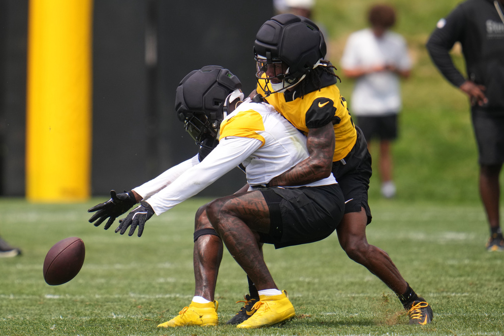 Pittsburgh Steelers cornerback Asante Samuel Jr., right, breaks up a pass intended for wide receiver Dk Metcalf during the NFL team's camp in Latrobe, Pa., Saturday, Aug. 1, 2026. (AP Photo/Gene J. Puskar)