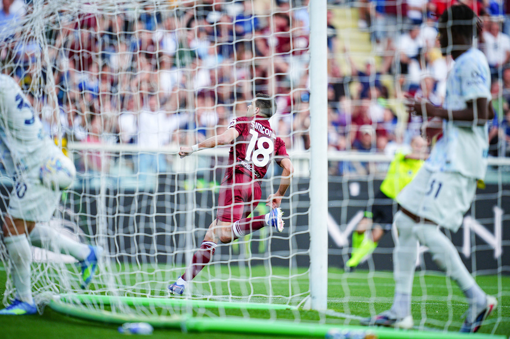 Torino's Giovanni Simeone, center, celebrates after scoring his side's first goal during a Serie A soccer match between Torino and Inter Milan, in Turin, Italy, Sunday, April 26, 2026. (Marco Alpozzi/LaPresse via AP)