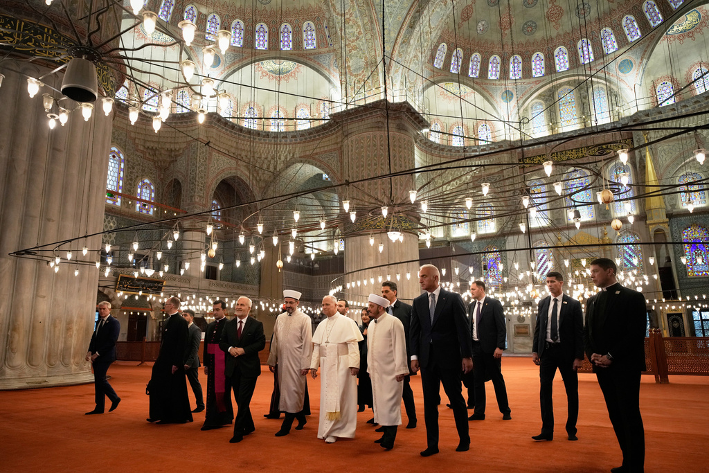 Pope Leo XIV visits the Ottoman-era Sultan Ahmed or Blue Mosque, in Istanbul, Turkey, Saturday, Nov. 29, 2025. (AP Photo/Emrah Gurel)