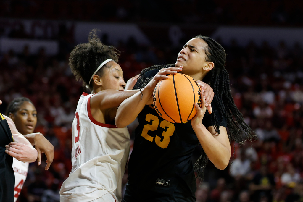 Oklahoma guard Zya Vann (3) and Idaho guard Zya Vann (23) fight for a loose ball during the first half in the first round of the NCAA college basketball tournament Friday, March 20, 2026, Norman, Okla. (AP Photo/Alonzo Adams)
