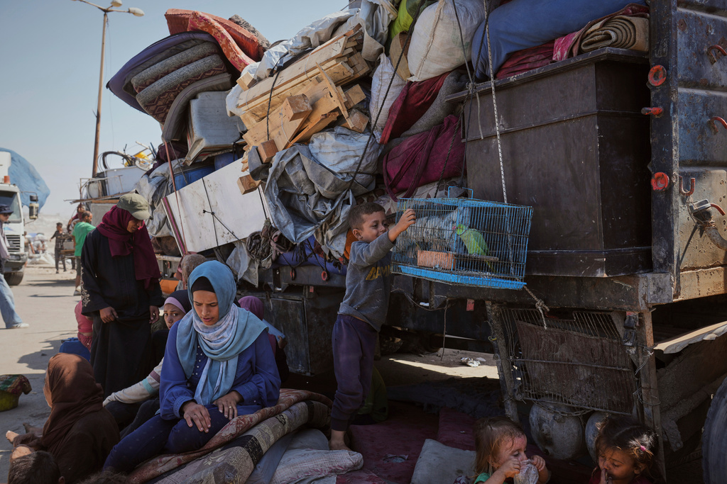 Displaced people flee northern Gaza along the coastal road toward the south, after Israel's military says its expanded operation in Gaza City has begun and warning residents to leave, Tuesday, Sept. 16, 2025. (AP Photo/Abdel Kareem Hana)