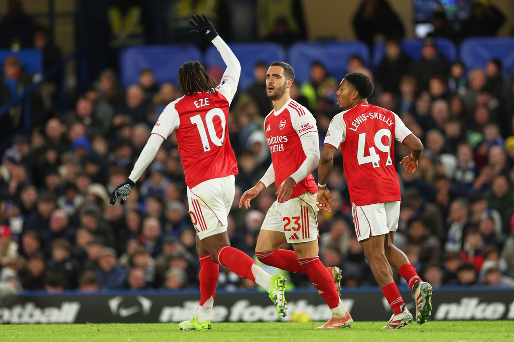 From left, Arsenal's Eberechi Eze, Mikel Merino, Myles Lewis-Skelly during the English Premier League soccer match between Chelsea and Arsenal in London, England, Sunday, Nov. 30, 2025. (AP Photo/Ian Walton)