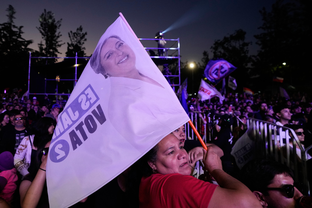 Supporters of Presidential candidate Jeannette Jara of the Unidad por Chile coalition attend a rally ahead of the presidential runoff election in Santiago, Chile, Wednesday, Dec. 10, 2025. (AP Photo/Natacha Pisarenko)