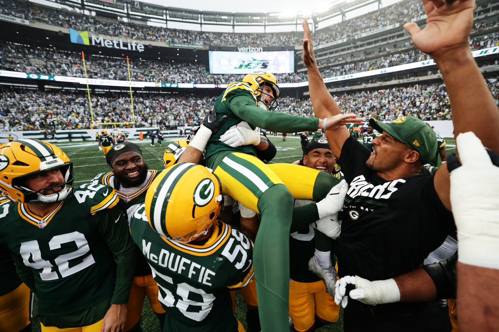 Green Bay Packers kicker Trey Smack (28) is lifted in celebration by his teammates after kicking the game-winning field goal during an NFL football game against the New York Jets in East Rutherford, N.J., Sunday, Sept. 20, 2026. (AP Photo/Adam Hunger)