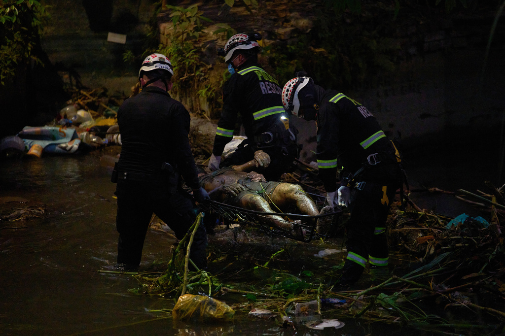 Police officers carry the body of Jose Perez from the ravine where he was found shot in Trujillo, Peru, Friday, May 30, 2026.(AP Photo/Rodrigo Abd)
