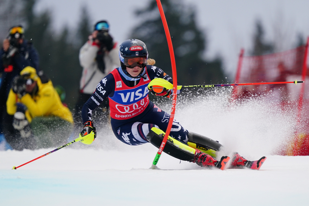 United States' Mikaela Shiffrin speeds down the course during an alpine ski, women's World Cup slalom, in Spindleruv Mlyn, Czech Republic, Sunday, Jan. 25, 2026. (AP Photo/Pier Marco Tacca)