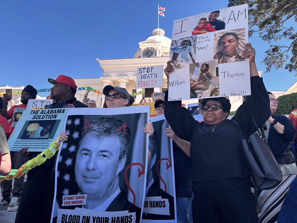 Family members of people incarcerated in Alabama prisons rally outside the Alabama Capitol in Montgomery, Ala., Wednesday, Oct. 22, 2025. (AP Photo/Kim Chandler)
