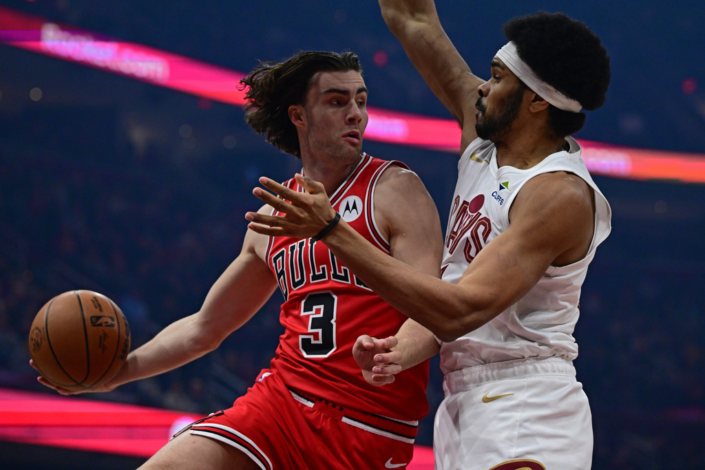 Chicago Bulls guard Josh Giddey goes to the basket against Cleveland Cavaliers center Jarrett Allen in the first half of an NBA basketball game, Friday, Dec. 19, 2025, in Cleveland. (AP Photo/David Dermer)