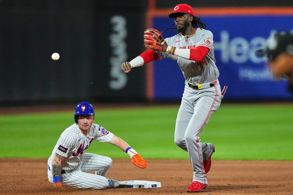 Cincinnati Reds' Elly de la Cruz, right, throws out New York Mets' Mark Vientos at first base after forcing out A.J. Ewing for a double play during the sixth inning of a baseball game Tuesday, May 26, 2026, in New York. (AP Photo/Frank Franklin II)