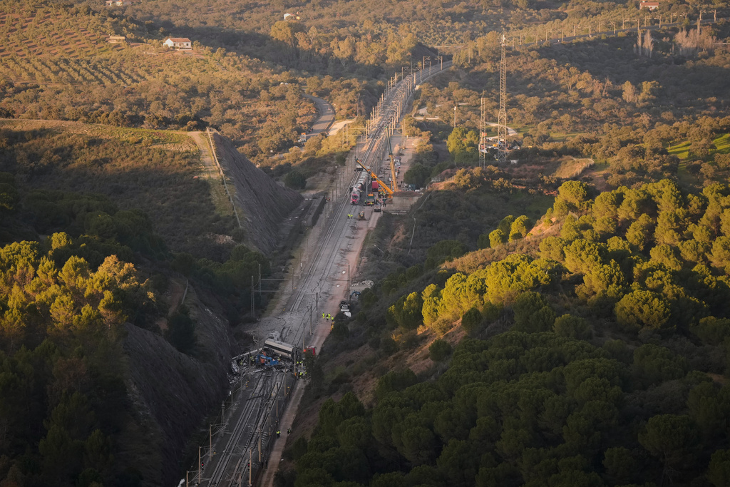View of the site of a train collision in Adamuz, southern Spain, Tuesday, Jan. 20, 2026. (AP Photo/Manu Fernandez)