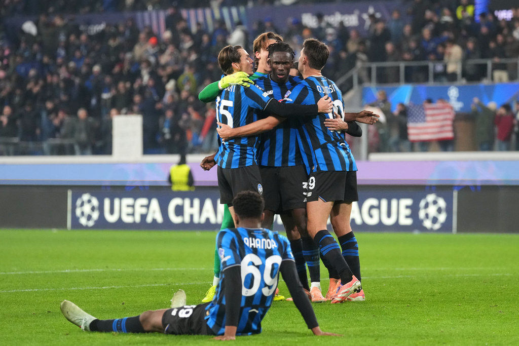 Atalanta players celebrate at the the end of the Champions League opening phase soccer match between Atalanta and Chelsea, in Bergamo, Italy, Tuesday, Dec. 9, 2025. (AP Photo/Antonio Calanni)