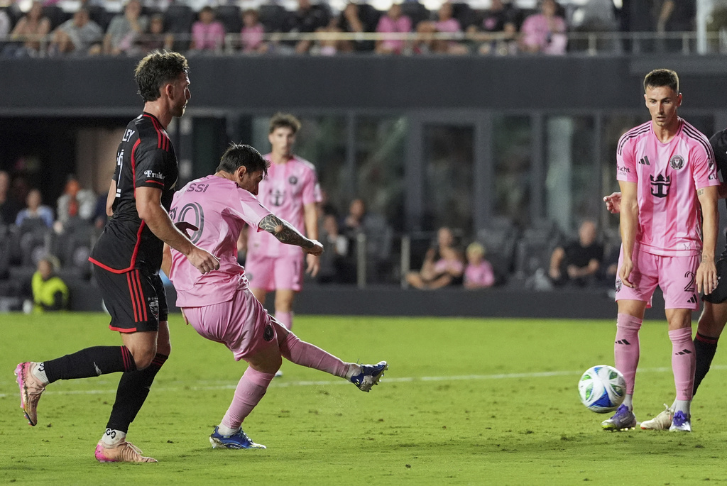 Inter Miami forward Lionel Messi, second left, scores his side's second goal against D.C. United during the second half of an MLS soccer match, Saturday, Sept. 20, 2025, in Fort Lauderdale, Fla. (AP Photo/Rebecca Blackwell)