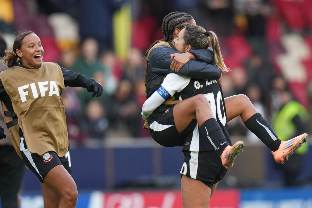 Corinthian's Gabi Zanotti, right, celebrates with teammates after the Women's Champions Cup semifinal soccer match between Gotham FC and Corinthians in London, Wednesday, Jan. 28, 2026. (AP Photo/Alastair Grant)