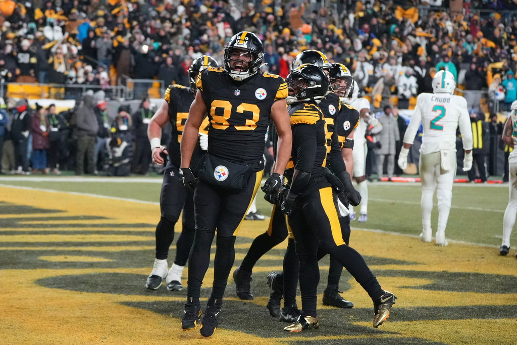 Pittsburgh Steelers tight end Connor Heyward (83) celebrates his touchdown run in the first half of an NFL football game against the Miami Dolphins in Pittsburgh, Monday, Dec. 15, 2025. (AP Photo/Gene J. Puskar)