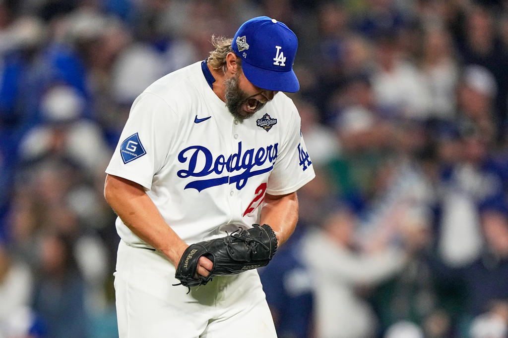 El lanzador Clayton Kershaw celebra el final de la parte alta de la 12ma entrada frente a los Azulejos de Toronto en el tercer juego de la Serie Mundial, el lunes 27 de octubre de 2025, en Los Ángeles. (AP Foto/Brynn Anderson)