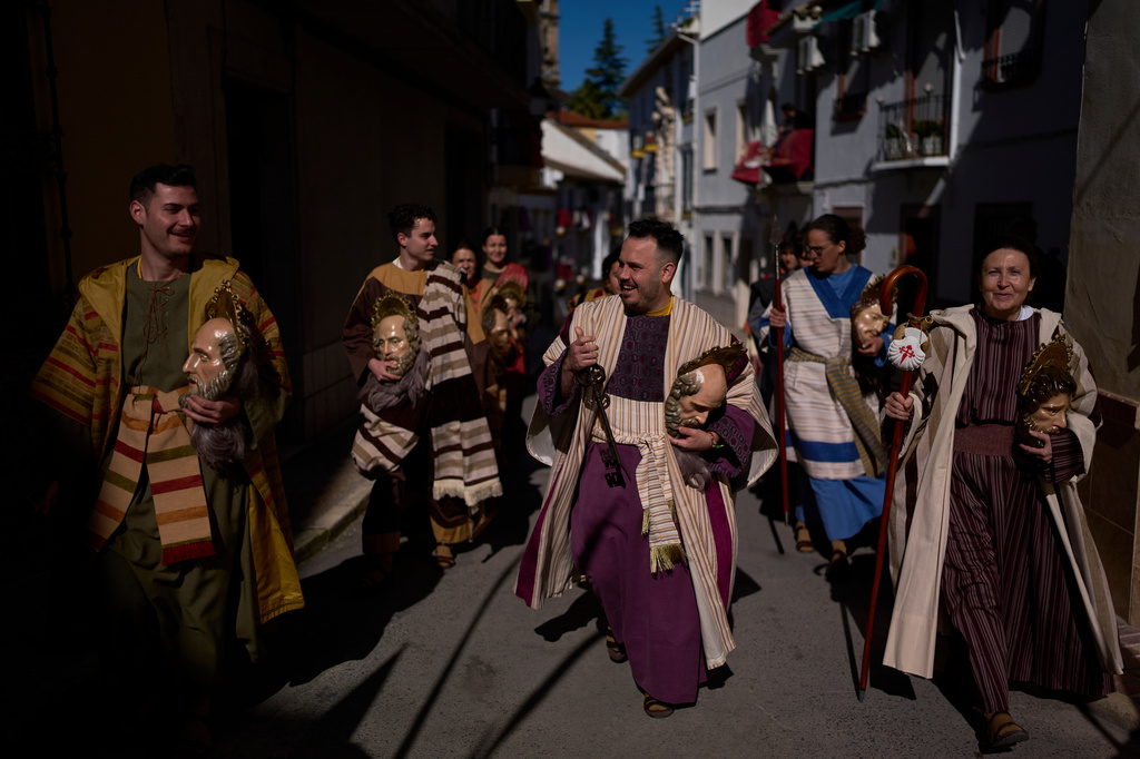 Penitents of the 'Pollinita' brotherhood, dressed in a typical Apostle costumes take part during the Holy Week procession in Cabra, southern Spain, Sunday, March 29, 2026. (AP Photo/Manu Fernandez)