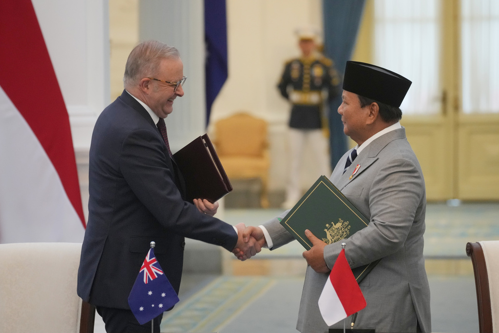 Australian Prime Minister Anthony Albanese, left, shakes hands with Indonesian President Prabowo Subianto at the end of a document signing ceremony at Merdeka Palace in Jakarta, Indonesia, Friday, Feb. 6, 2026. (AP Photo/Achmad Ibrahim)null