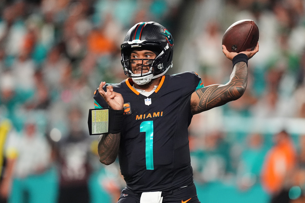 Miami Dolphins quarterback Tua Tagovailoa (1) throws a pass in the first half of an NFL football game against the New York Jets, Monday, Sept. 29, 2025, in Miami Gardens, Fla. (AP Photo/Rebecca Blackwell)