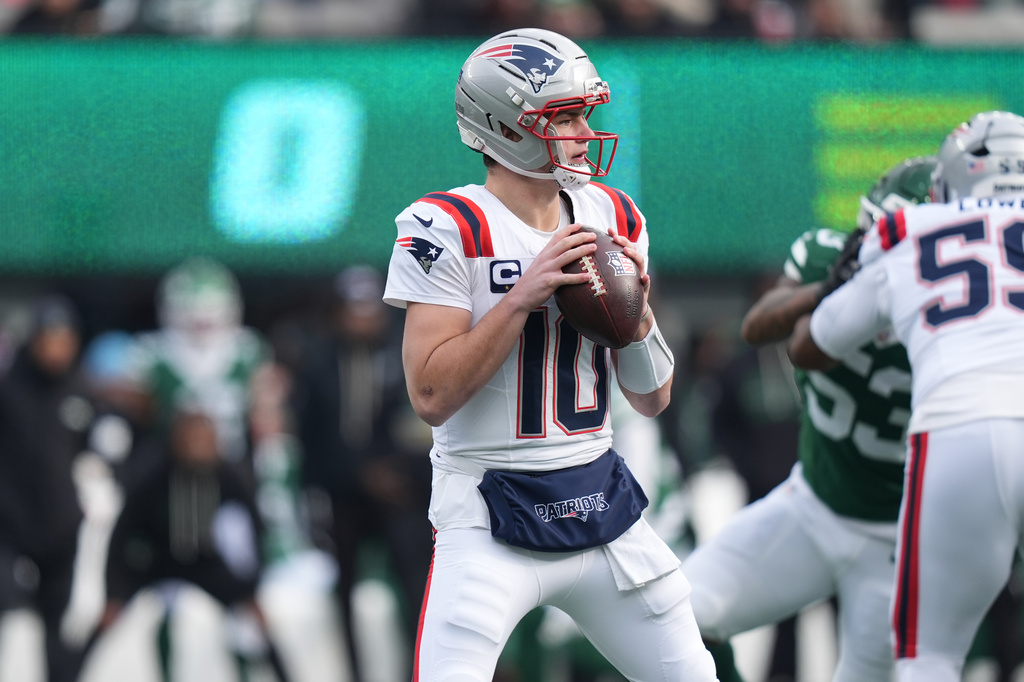 New England Patriots quarterback Drake Maye (10) looks to pass against the New York Jets during the first half of an NFL football game, Sunday, Dec. 28, 2025, in East Rutherford, N.J. (AP Photo/Frank Franklin)