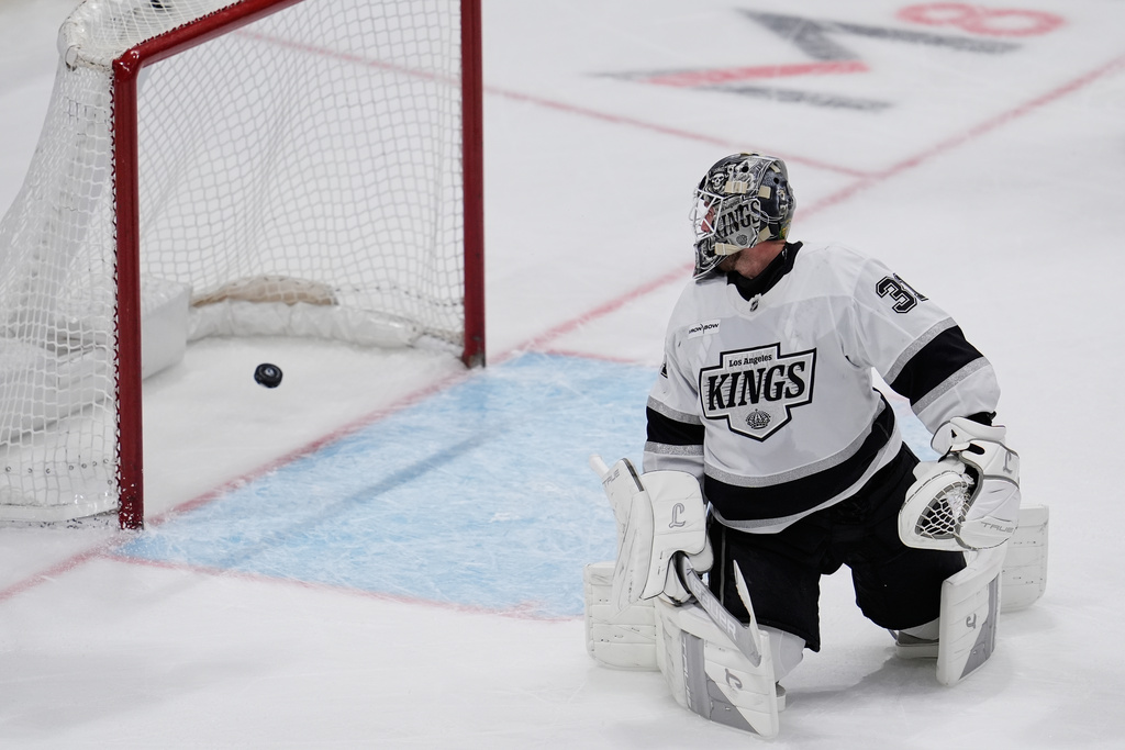 Los Angeles Kings goaltender Anton Forsberg (31) watches the puck get past him for a goal by San Jose Sharks center Philipp Kurashev during the second period of an NHL hockey game, Thursday, Nov. 20, 2025, in San Jose, Calif. (AP Photo/Godofredo A. Vásquez)
