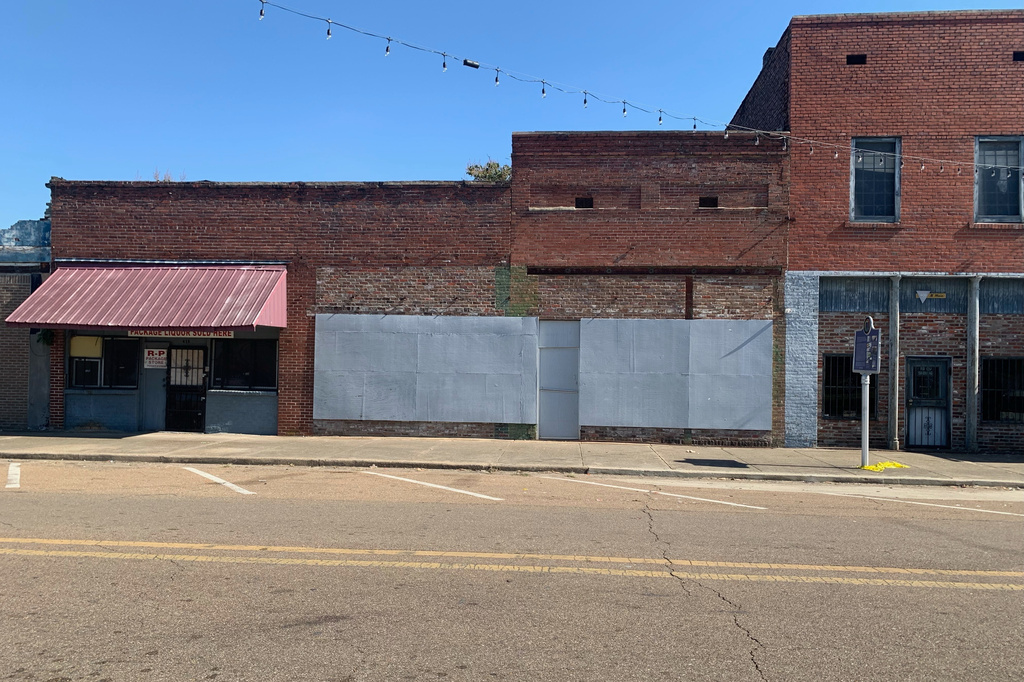 The street remains empty at the scene of Fridays deadly shooting in downtown Leland, Miss.,on Saturday, Oct. 11, 2025. (AP Photo/Katie Adkins)