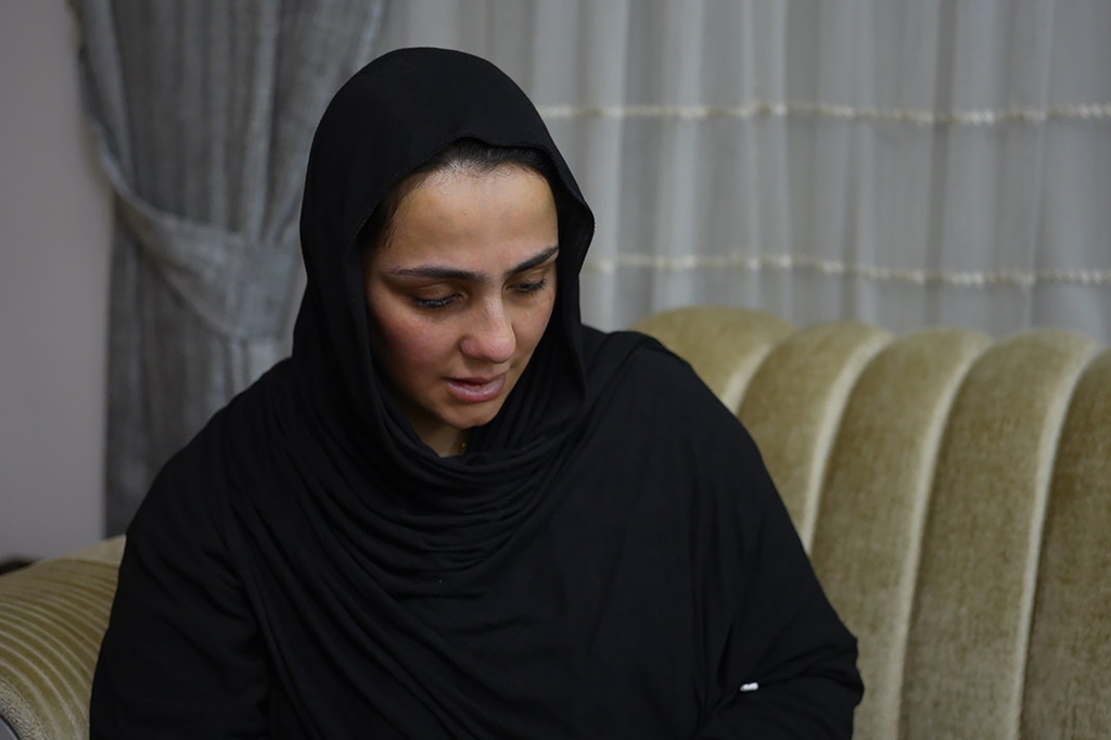 Sahar Sabti, niece of Iraqi singer Sajida Obaid, weeps during the seventh-day mourning gathering at the family home in Irbil, Iraq, Thursday, April 10, 2026. (AP Photo/Stella Martany)