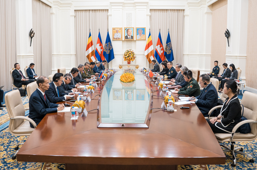 In this photo released by Agence Kampuchea Press (AKP), Delegation from Chinese is leaded by their Foreign Minister Wang Yi, right, hold a meeting with Cambodians is leaded by Prime Minister Hun Manet, left, sit during a meeting at Peace Palace in Phnom Penh, Cambodia, Wednesday, April 22, 2026. (Agence Kampuchea Press via AP)