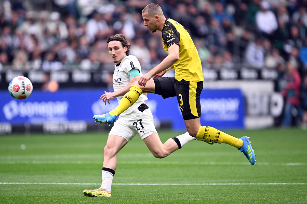 Mönchengladbach's Rocco Reitz, left, and Dortmund's Waldemar Anton fight for the ball during the German Bundesliga soccer match between Borussia Mönchengladbach and Borussia Dortmund in Mönchengladbach, Germany, Sunday, May 3, 2026. (Federico Gambarini/dpa via AP)
