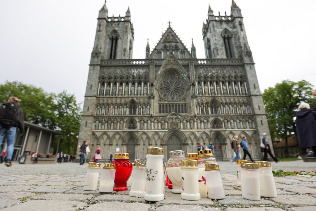 Trondheim 20260829. Flowers, candles and greetings are placed at Nidaros Cathedral following the death of King Harald V on Friday in Trondheim, Norway, Saturday, Aug. 29, 2026. (Jan Langhaug/NTB Scanpix via AP)