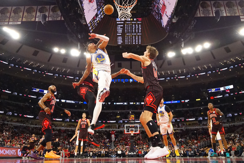 Golden State Warriors guard Will Richard (3) shoots over Chicago Bulls forward Matas Buzelis (14) during the second half of an NBA basketball game Sunday, Dec. 7, 2025, in Chicago. (AP Photo/David Banks)