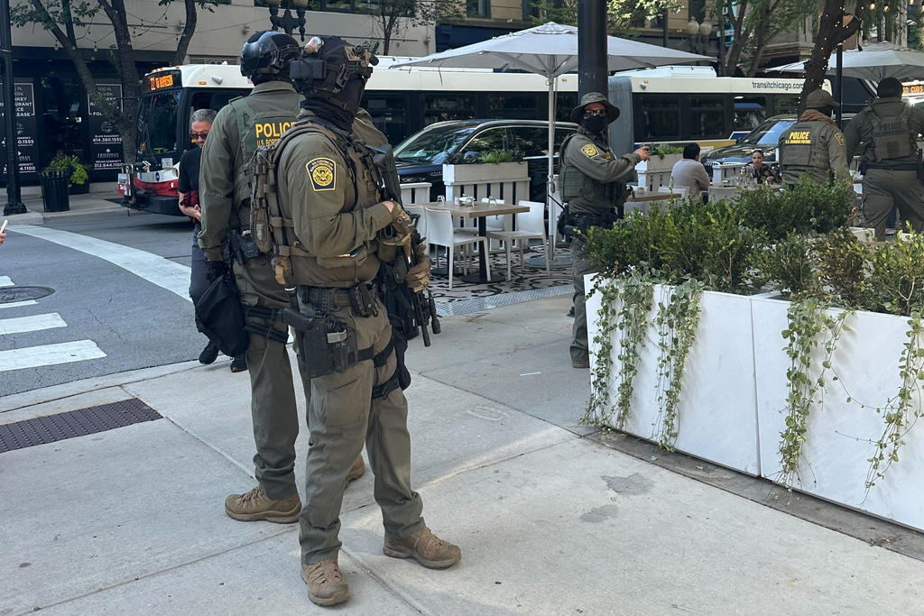 Federal agents patrol downtown Chicago, Sunday, Sept. 28, 2025. (AP Photo/Sophia Tareen)