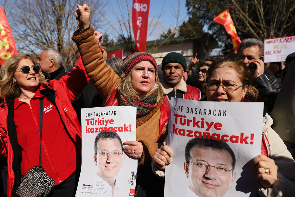 Supporters shout slogans outside Silivri prison, where Istanbul jailed Mayor Ekrem Imamoglu stands trial accused of widespread corruption, west of Istanbul, Turkey, Monday, March 9, 2026. Posters read in Turkish: "Türkiye will win!". (AP Photo/Dilara Acikgoz)