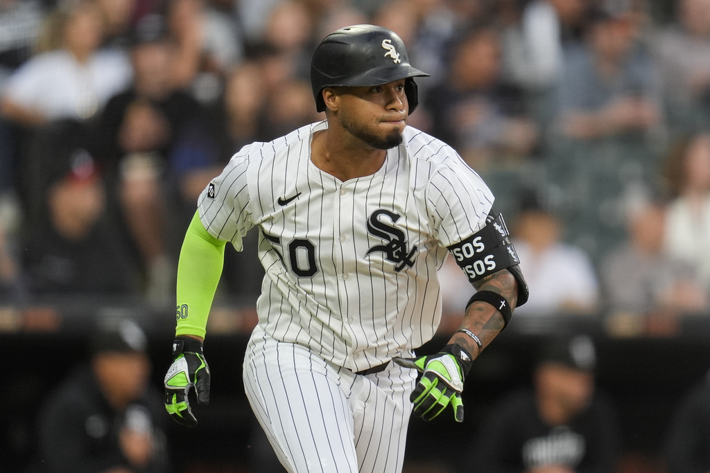 Chicago White Sox's Lenyn Sosa runs the bases after hitting a one-run double during the first inning of a baseball game against the Kansas City Royals, Monday, Aug. 25, 2025, in Chicago. (AP Photo/Erin Hooley)