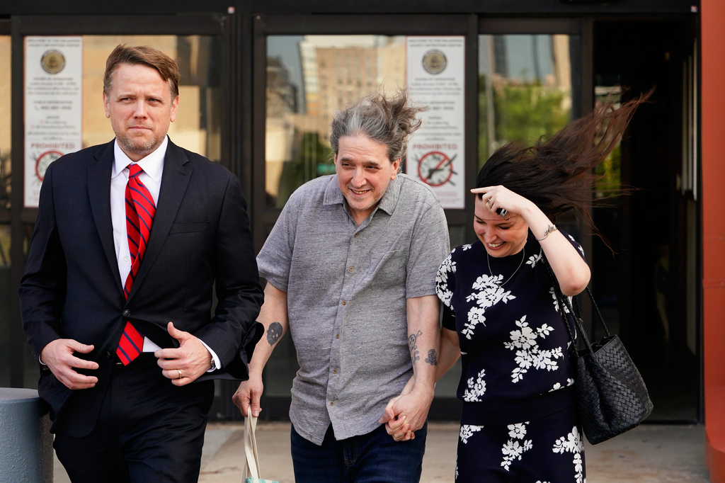 Former death row prisoner Richard Glossip, center, exits a detention facility alongside his wife Lea Glossip, right after being granted bond while awaiting retrial Thursday, May 14, 2026, in Oklahoma City. (AP Photo/Nick Oxford)