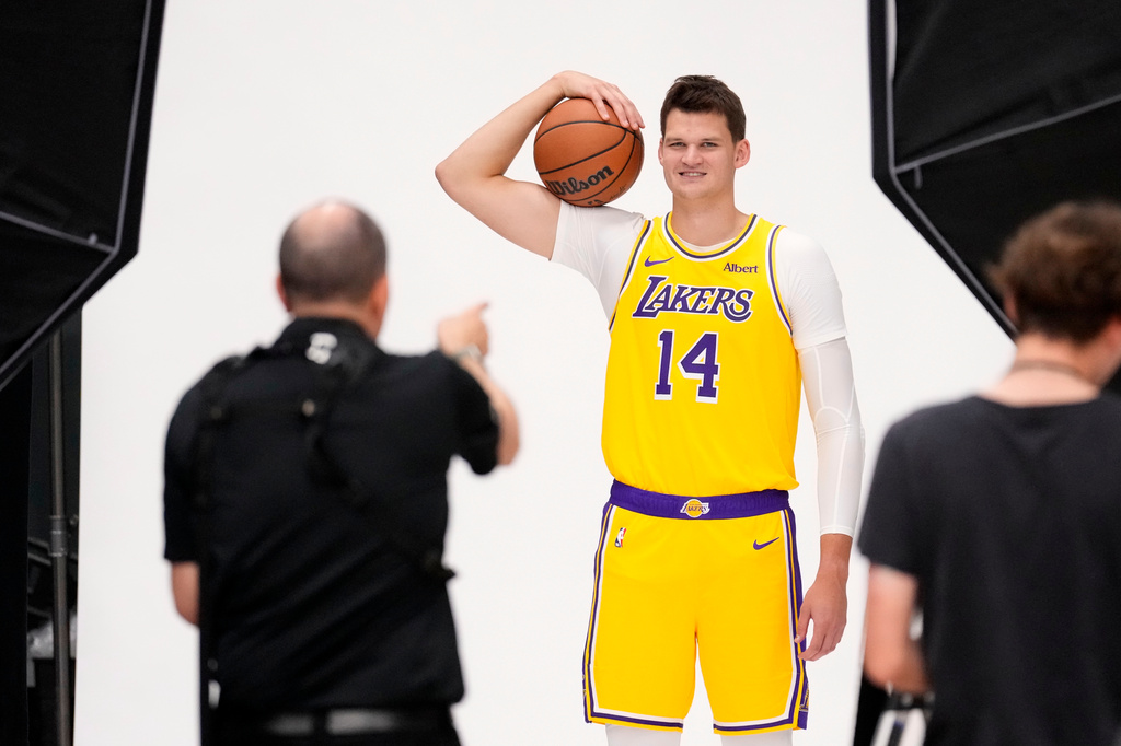Los Angeles Lakers' Walker Kessler poses for pictures with NBA photographer Adam Pantozzi during media day Monday, Sept. 28, 2026, in El Segundo, Calif. (AP Photo/Mark J. Terrill)