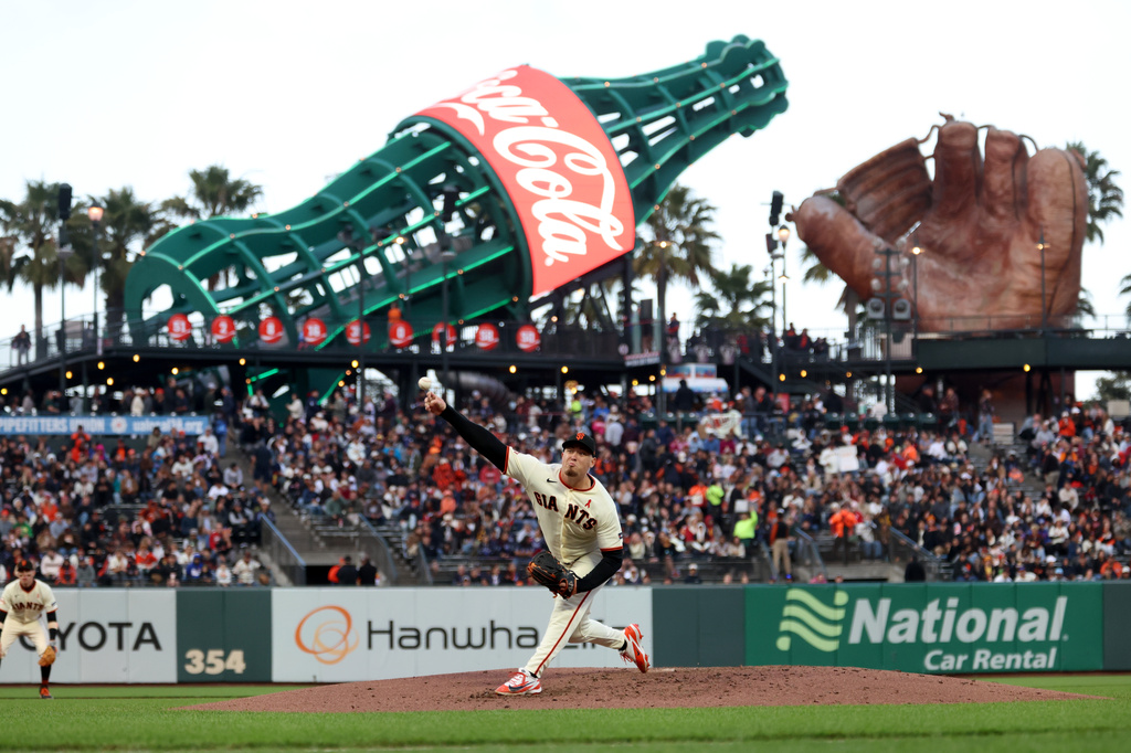 San Francisco Giants pitcher Blade Tidwell throws against the Houston Astros during the fourth inning of a baseball game in San Francisco, Monday, Aug. 10, 2026. (AP Photo/Jed Jacobsohn)