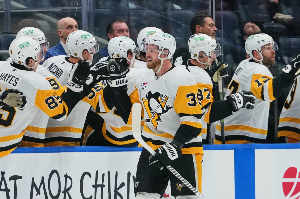 Pittsburgh Penguins' Anthony Mantha (39) celebrates with teammates after scoring a goal during the second period of an NHL hockey game against the New York Islanders Monday, March 30, 2026, in Elmont, N.Y. (AP Photo/Frank Franklin II)