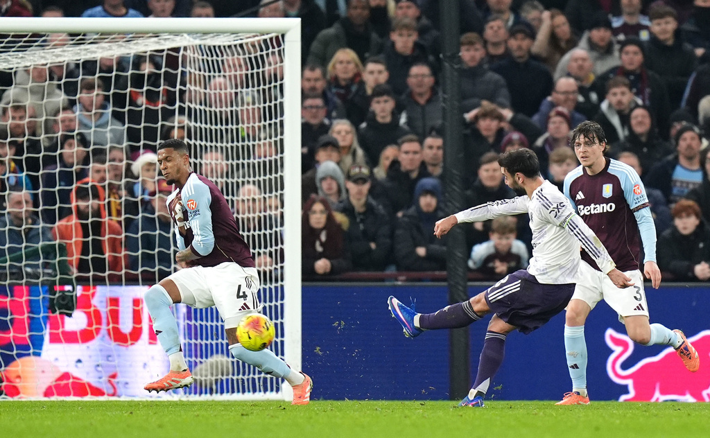 Manchester United's Bruno Fernandes, second right, attempts a shot towards goal during the Premier League soccer match between Aston Villa and Manchester United, in Birmingham, England, Sunday Dec. 21, 2025. (Jacob King/PA via AP)