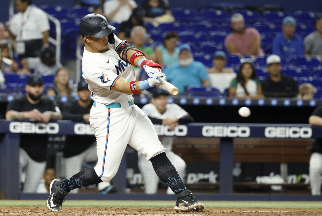 Miami Marlins' Heriberto Hernandez hits an RBI single during the third inning of a baseball game against the St. Louis Cardinals, Wednesday, Aug. 20, 2025, in Miami. (AP Photo/Rhona Wise)