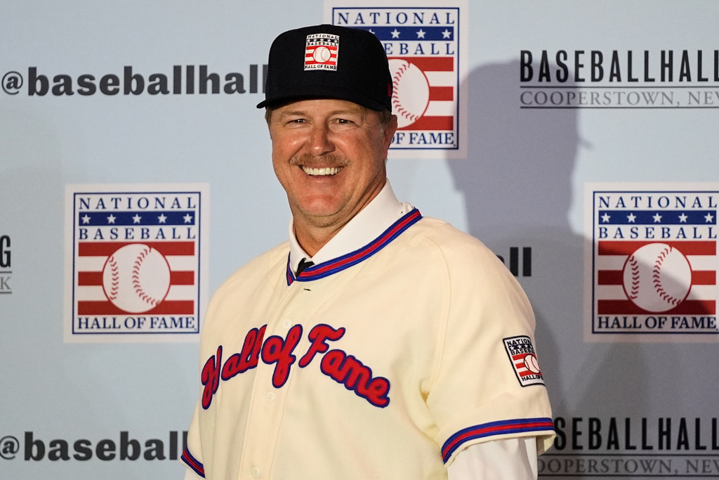 Jeff Kent poses for photos after the announcement at a news conference that he was elected to baseball's Hall of Fame during the Major League baseball winter meetings, Monday, Dec. 8, 2025, in Orlando, Fla. (AP Photo/John Raoux)