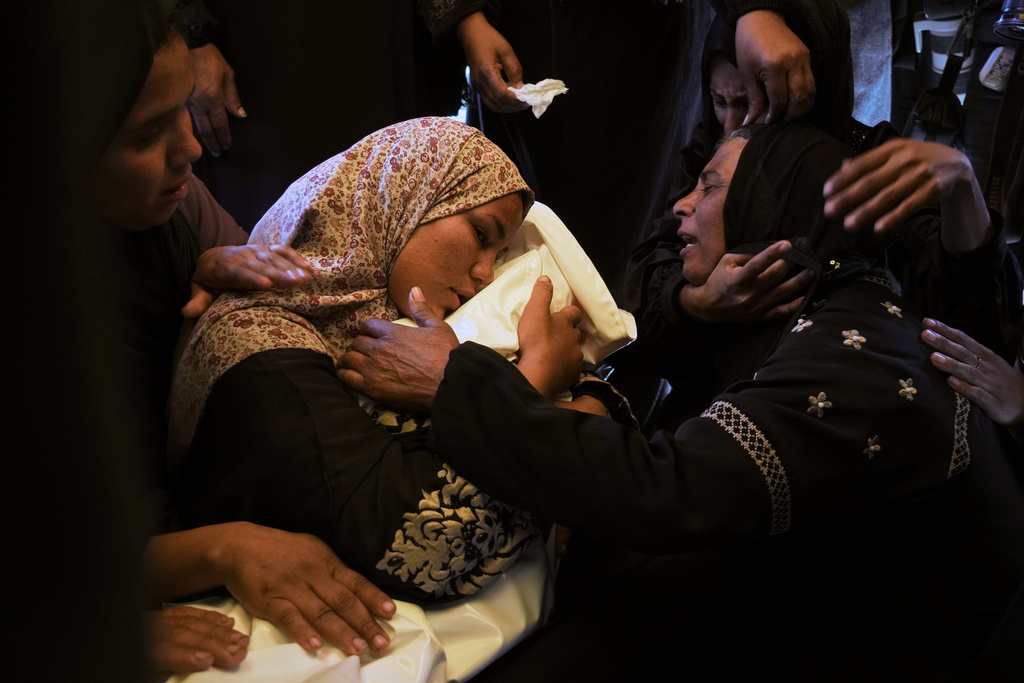 Khadija Abu Rabi mourns over the body of her son, Iyad, 3, who was killed when an Israeli strike hit tents sheltering displaced people along the coast of Khan Younis, according to hospital officials, at Nasser Hospital in Khan Younis, Gaza Strip, Monday, Feb. 2, 2026. (AP Photo/Jehad Alshrafi)