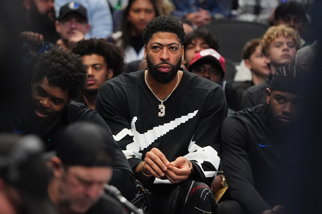 Injured Dallas Mavericks forward Anthony Davis, center, sits on the bench during the second half of an NBA basketball game against the Memphis Grizzlies in Dallas, Saturday, Nov. 22, 2025. (AP Photo/LM Otero)