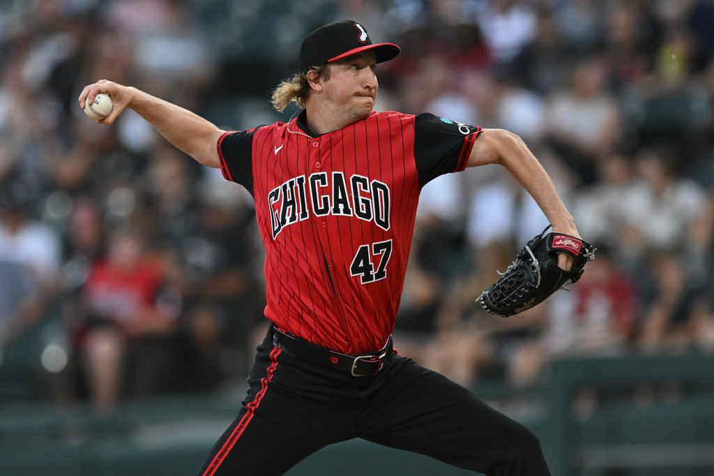 Chicago White Sox starter Erick Fedde delivers a pitch during the first inning of a baseball game against the Minnesota Twins Friday, Sept. 4, 2026 in Chicago. (AP Photo/Paul Beaty)