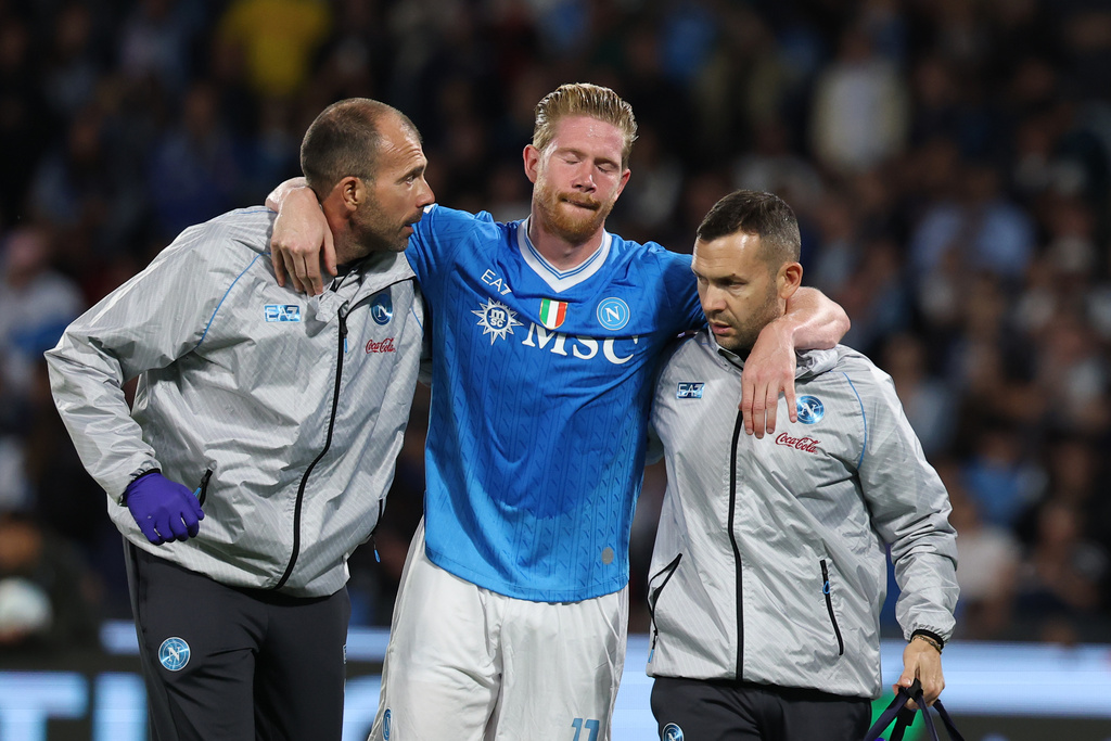 Napoli's Kevin De Bruyne leaves the pitch injured during the Italian Serie A soccer match between Napoli and Inter Milan, in Naples, Italy, Saturday, Oct. 25, 2025. (Alessandro Garofalo/LaPresse via AP)