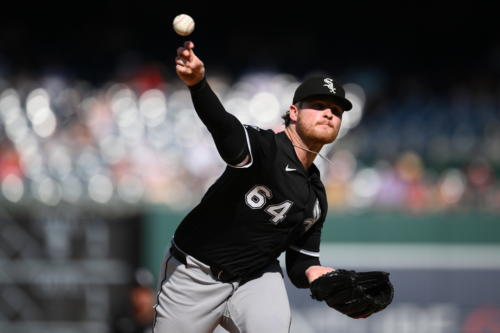 Chicago White Sox starting pitcher Shane Smith throws during the first inning of a baseball game against the Washington Nationals, Sunday, Sept. 28, 2025, in Washington. (AP Photo/Nick Wass)