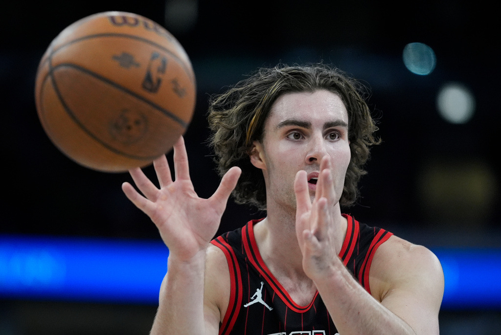 Chicago Bulls guard Josh Giddey catches the ball during the first half of an NBA Cup basketball game against the New York Knicks, Friday, Oct. 31, 2025, in Chicago. (AP Photo/Erin Hooley)