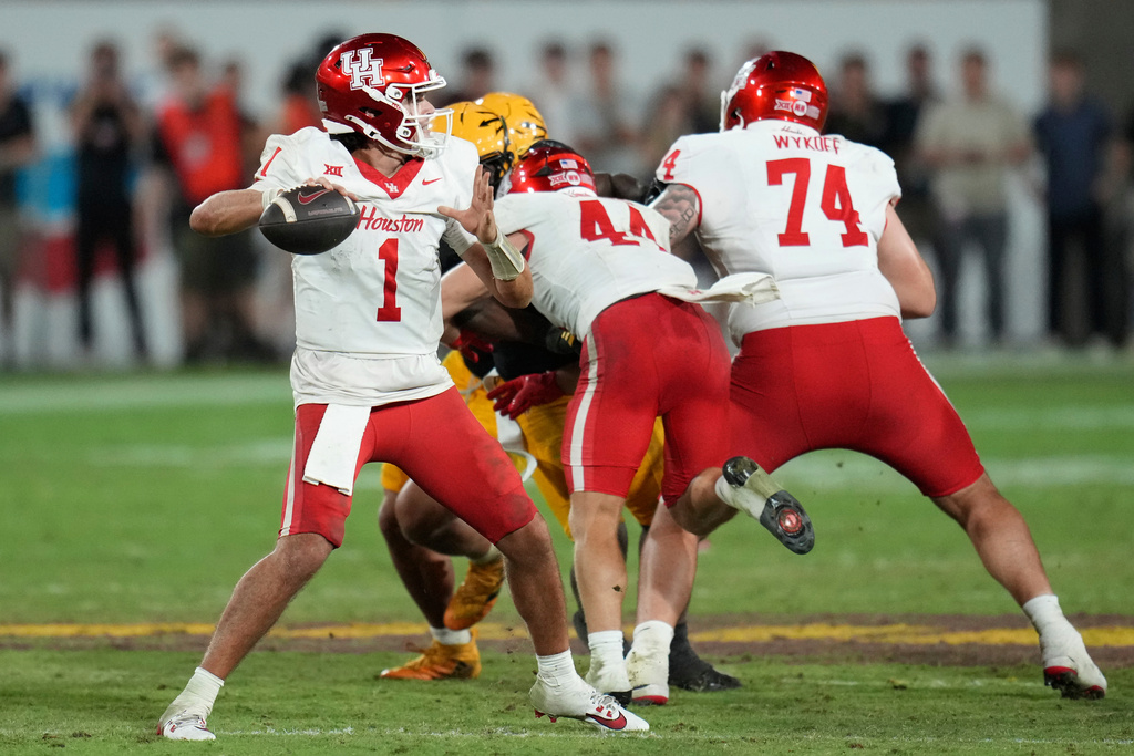 Houston quarterback Conner Weigman (1) throws against Arizona State during the second half of an NCAA college football game Saturday, Oct. 25, 2025, in Tempe, Ariz. (AP Photo/Ross D. Franklin)